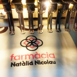 Batas de farmacia con logo en Barcelona